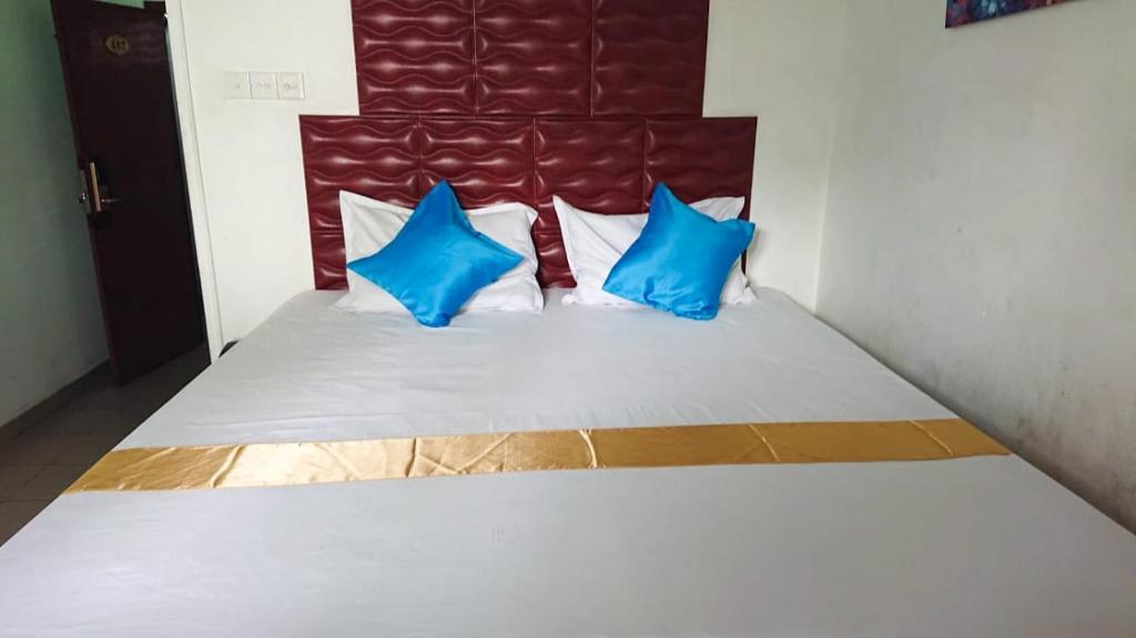 Postel nebo postele na pokoji v ubytování Transit Budget Hotel