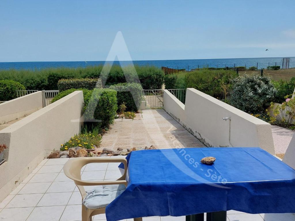 - une table sur un balcon avec vue sur l'océan dans l'établissement T2 capacite 4 personnes en rez de jardin, à Sète
