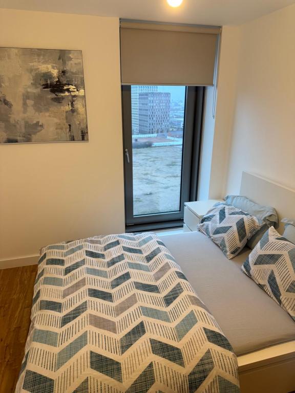 Postel nebo postele na pokoji v ubytování The Urban Escape in Media City - A private room and bathroom in a shared apartment