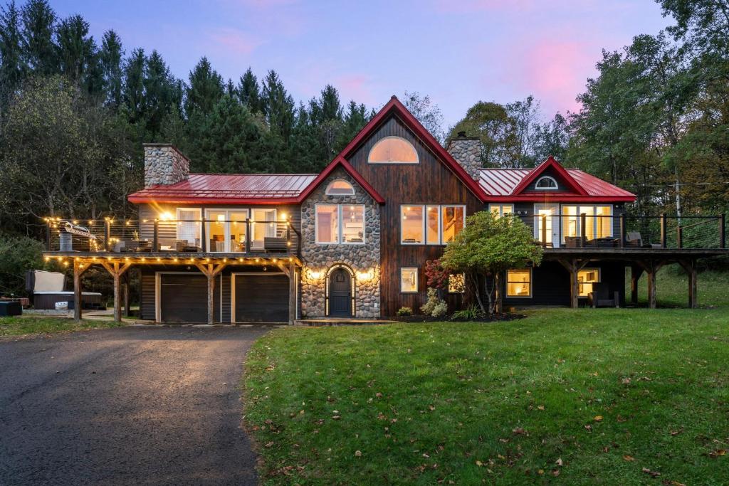 Zahrada ubytování Luxury Log Chalet with Hot Tub, Games Room & Hill Views!