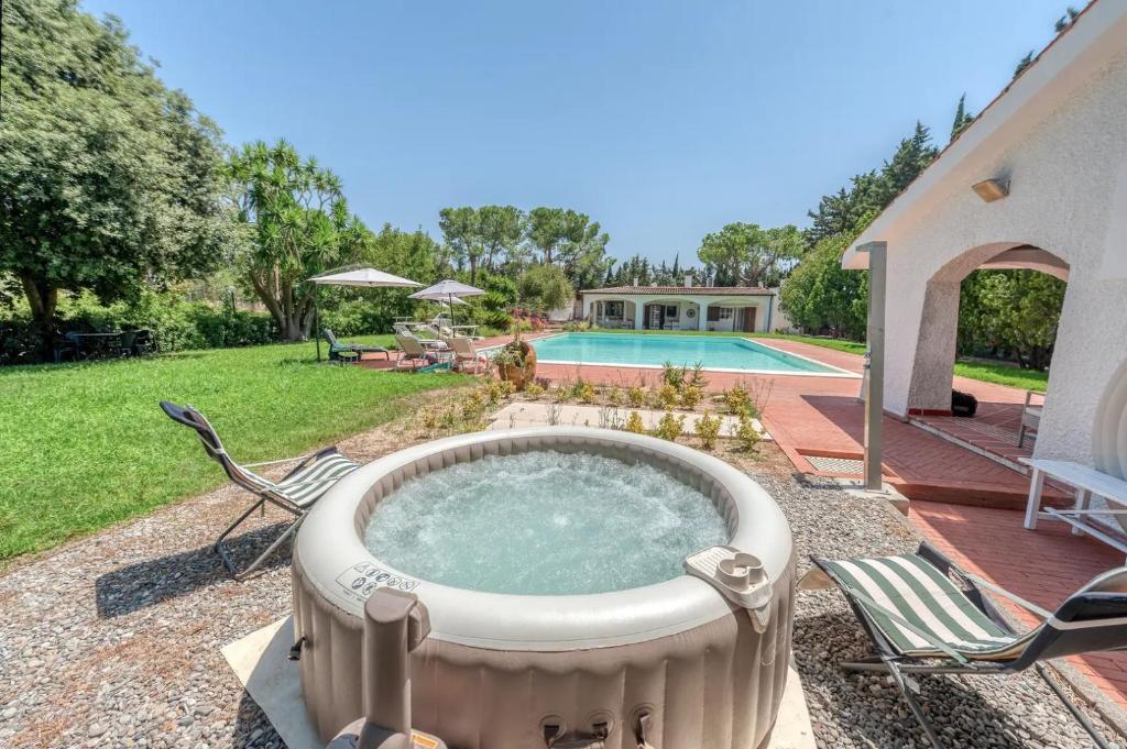Bazén v ubytování Villa Paradiso nebo v jeho okolí