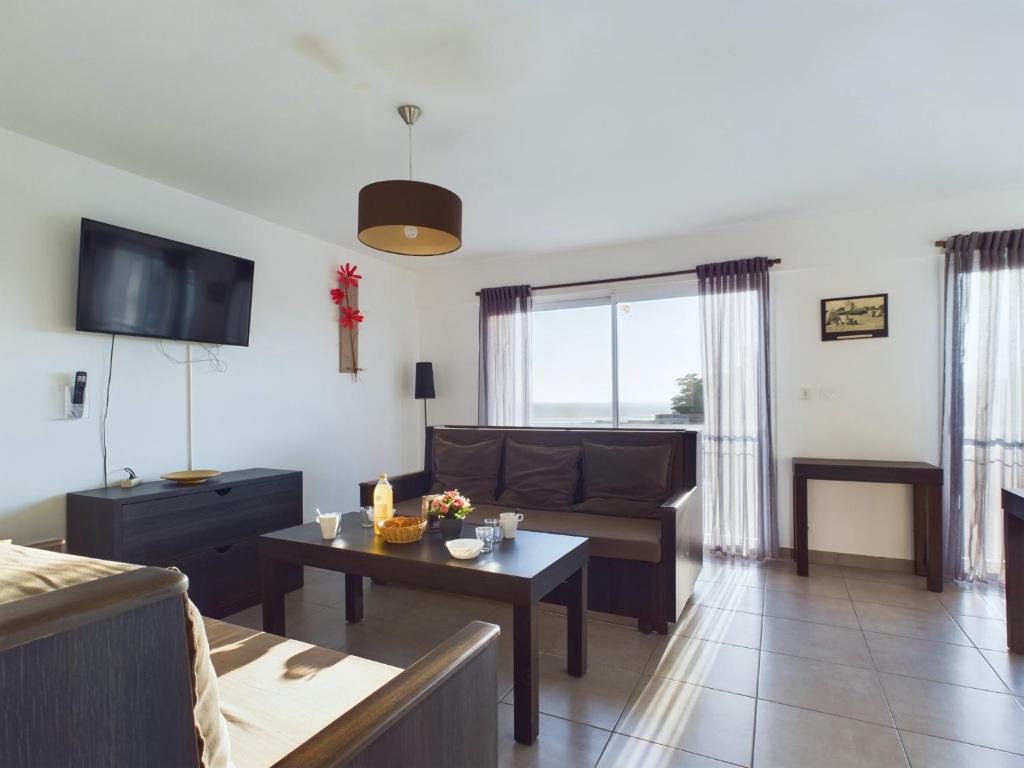 un salon avec un canapé et une table dans l'établissement Appart 8 personnes - Residence acces a la mer, à La Tranche-sur-Mer
