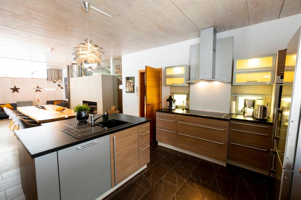 Kuchyň nebo kuchyňský kout v ubytování Designferienhaus Altenmarkt Zauchensee