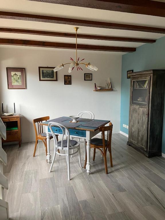 une salle à manger avec une table et des chaises dans l'établissement Le petit nid de Turckheim avec parking privé, à Turckheim