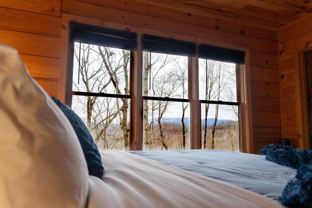 Postel nebo postele na pokoji v ubytování Stunning Mountain View Cabin-Pet-Friendly-Quiet-Private-15 Min from town