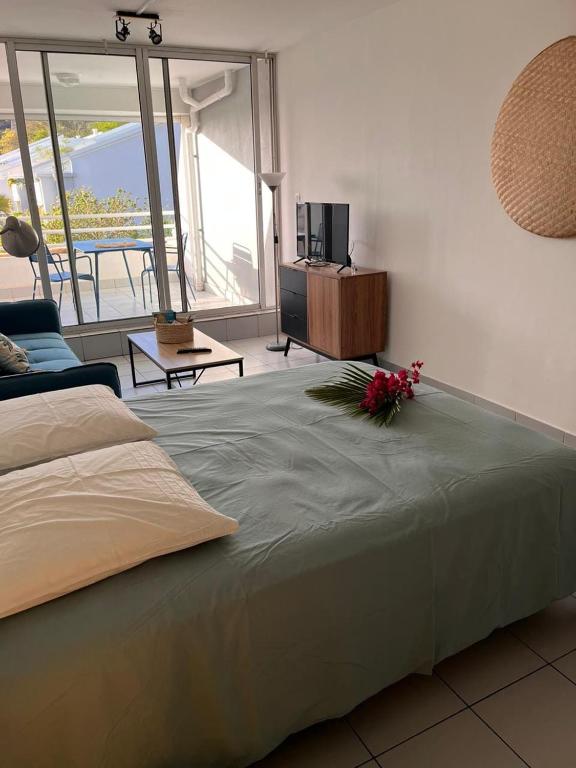 una camera da letto con un grande letto con fiori di Studio Saint Gilles les Bains a Saint-Gilles-les Bains