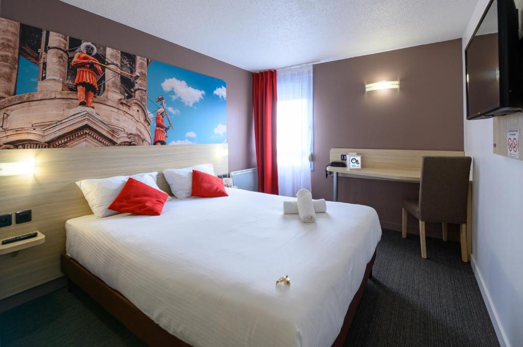 Postel nebo postele na pokoji v ubytování BRIT HOTEL Confort CAMBRAI