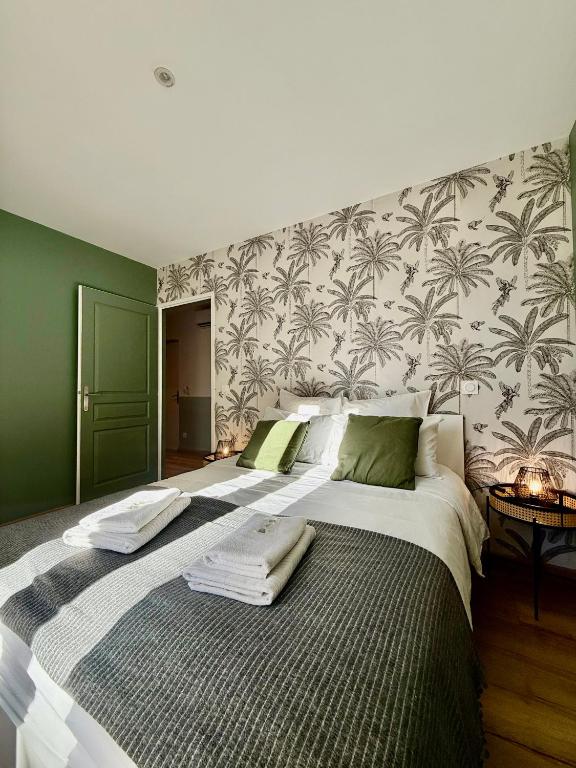 une chambre avec un grand lit avec un mur végétal dans l'établissement Limoges Sud-LesCinqSuites-L'Eden - DABNB, à Limoges