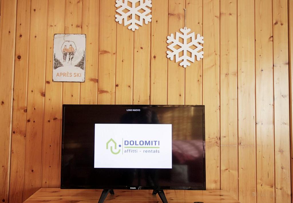 Televízia a/alebo spoločenská miestnosť v ubytovaní LA TANA - Agenzia Dolomiti Affitti