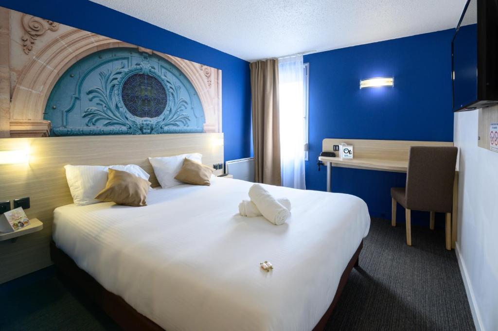 Postel nebo postele na pokoji v ubytování BRIT HOTEL Confort CAMBRAI