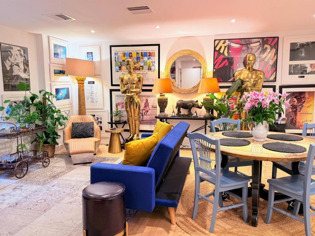 Hotel Spacious West End Duplex Apartment, W1 Central London, a living room with a table and chairs at Spacious West End Duplex Apartment, W1 Central London in London