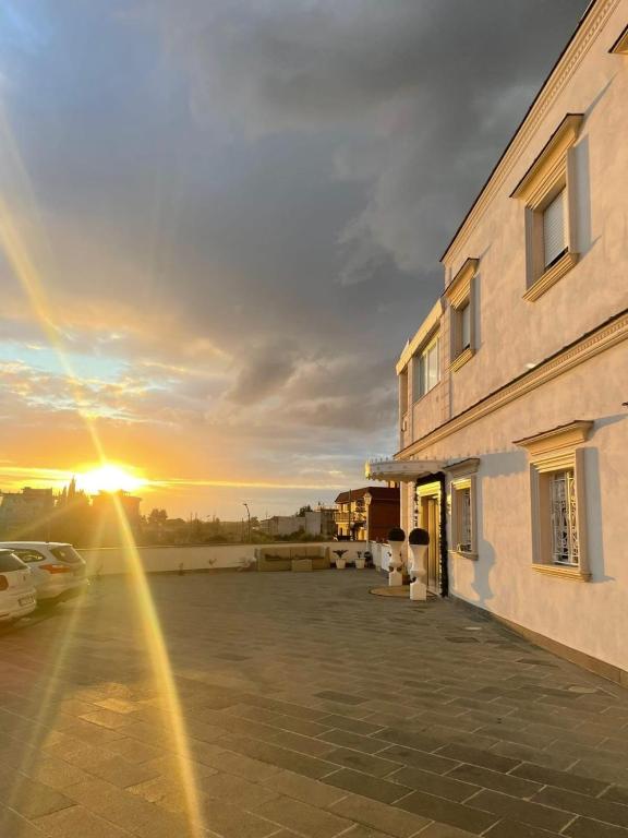 Východ nebo západ slunce při pohledu z hotelu nebo okolí