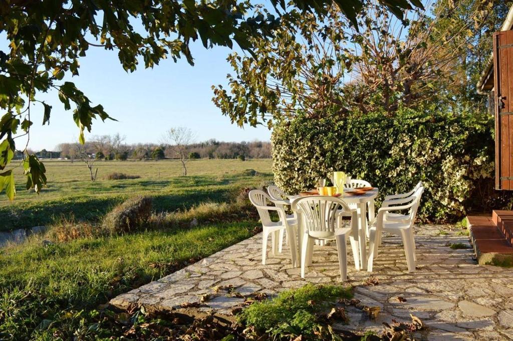 une table et des chaises assises sur une terrasse en pierre dans l'établissement Maison 4 pièces 7 couchages ST CYPRIEN PLAGE SC000-018, à Saint Cyprien Plage