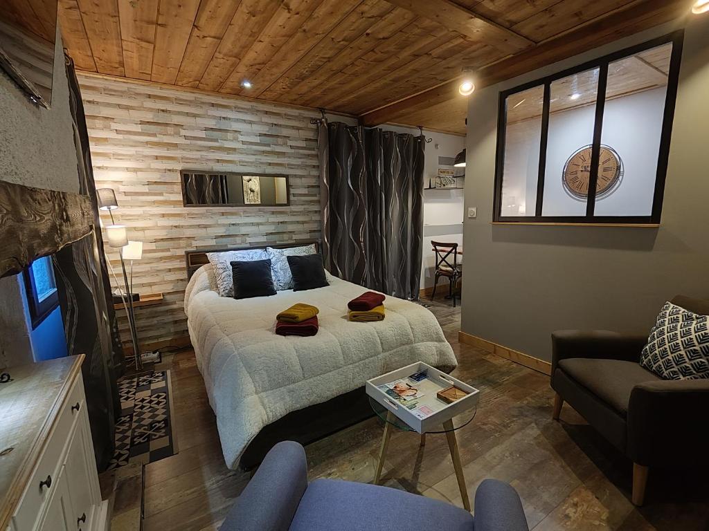 une chambre avec un lit, un canapé et une table dans l'établissement L' Auberge du château, à Génos