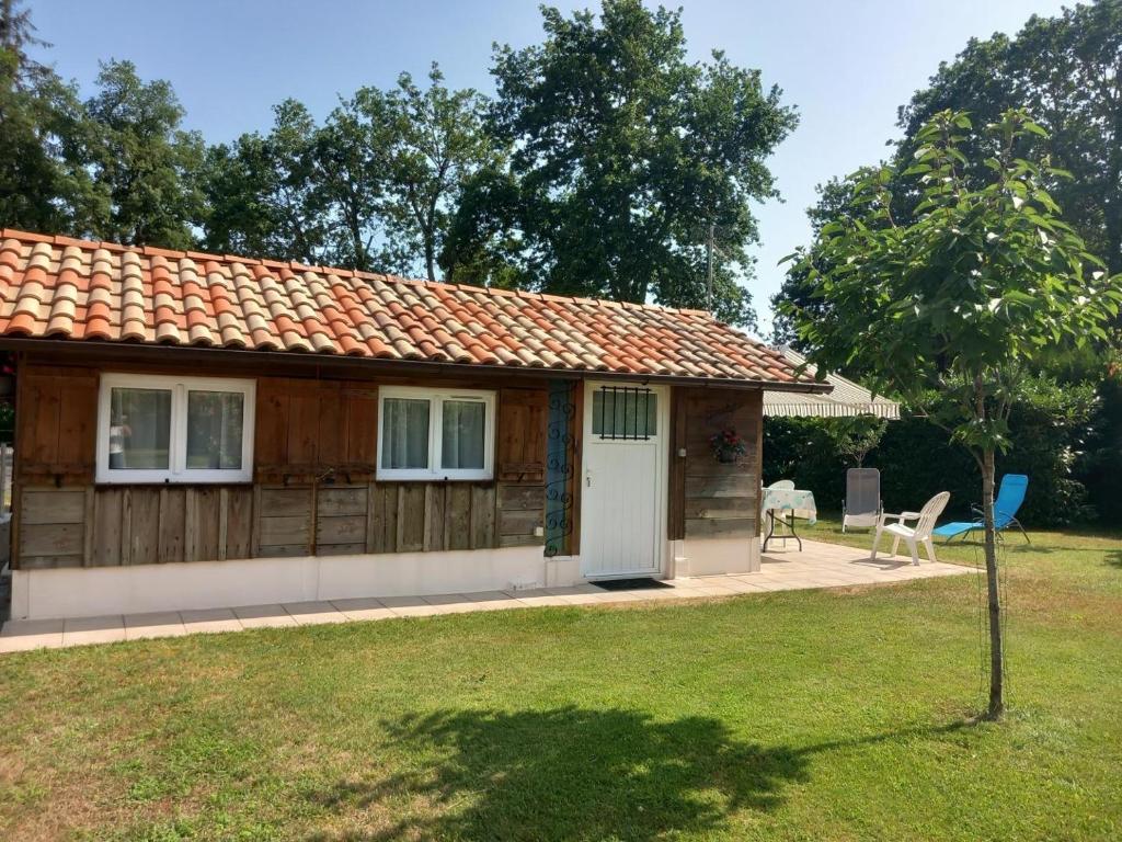 eine kleine Holzhütte mit einem Tisch und einem Stuhl in der Unterkunft Jocelyne in Azur