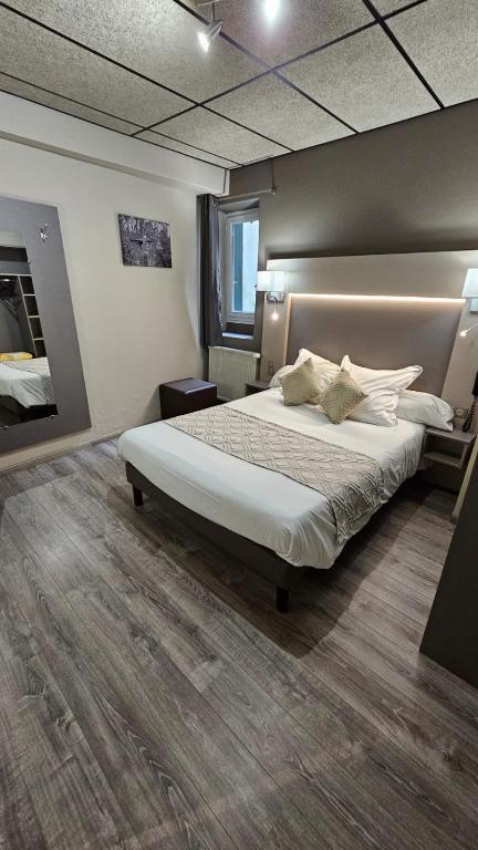Postel nebo postele na pokoji v ubytování Logis Hotel Restaurant Family & Spa