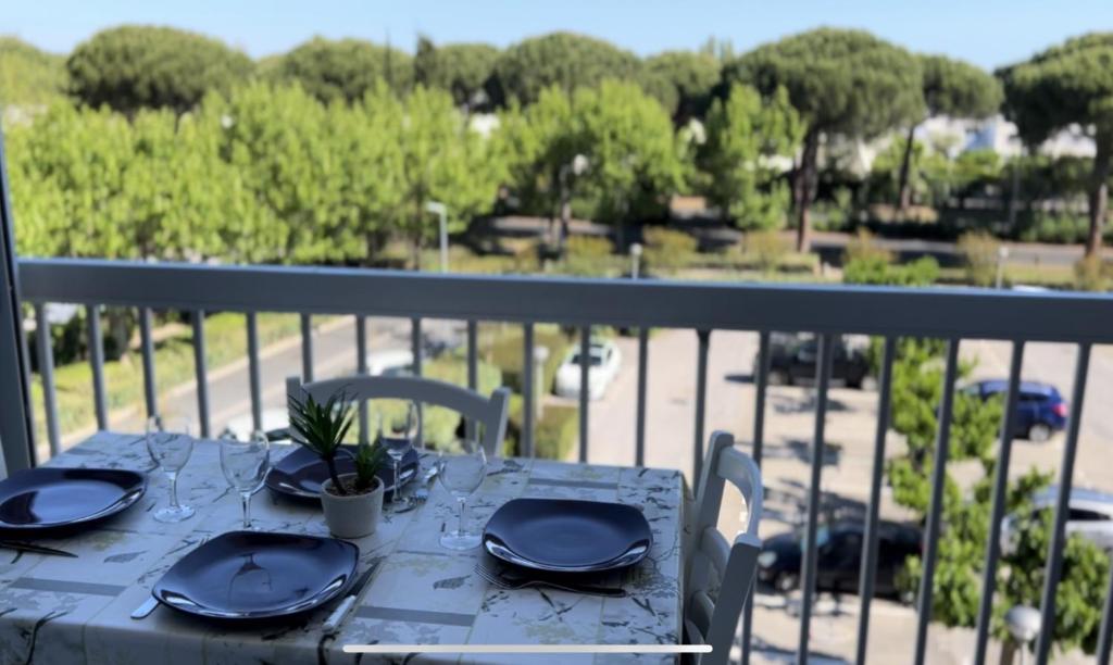 - une table sur un balcon avec une table et des chaises dans l'établissement Sol-y-Days Bali, agréable appartement à vivre, à La Grande Motte
