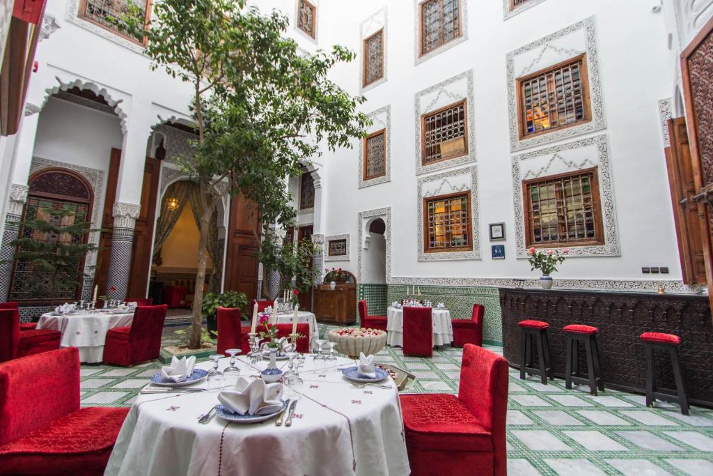 Restaurant ou autre lieu de restauration dans l'établissement Riad - Dar Al Andalous