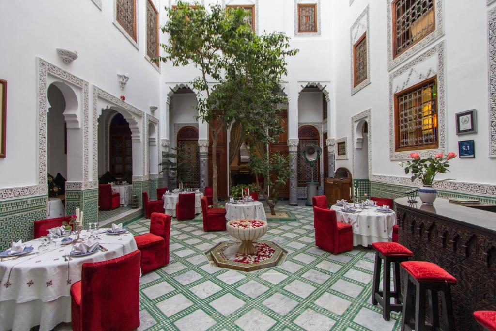 Restaurant ou autre lieu de restauration dans l'établissement Riad - Dar Al Andalous