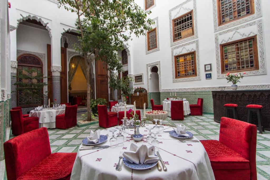 Restaurant ou autre lieu de restauration dans l'établissement Riad - Dar Al Andalous