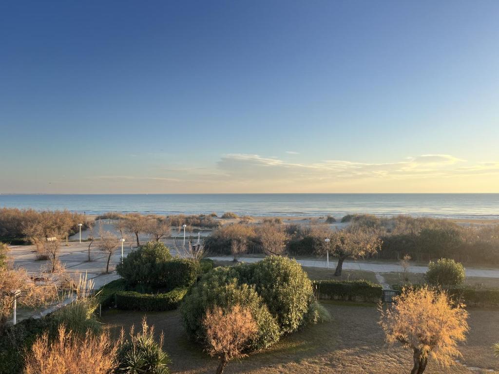 Elle offre une vue sur un parc arboré et l'océan. dans l'établissement Sol-y-Days Escale Belle vue mer, à La Grande Motte