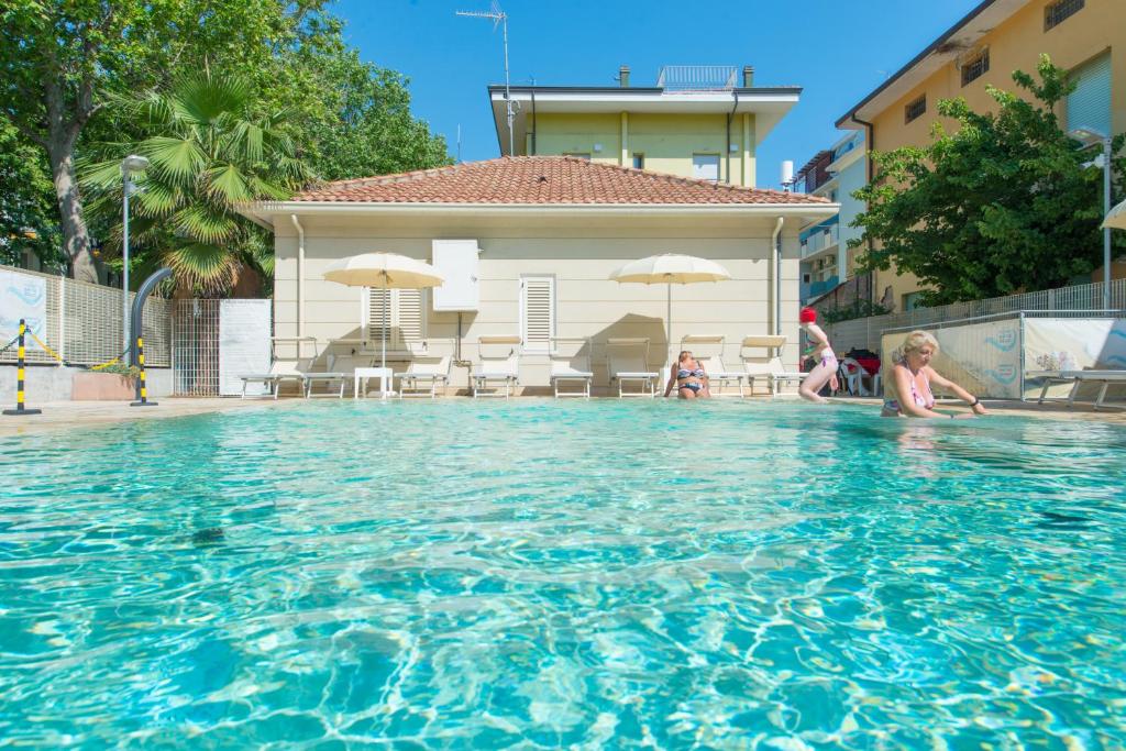 Bazén v ubytování Hotel Sans Souci nebo v jeho okolí