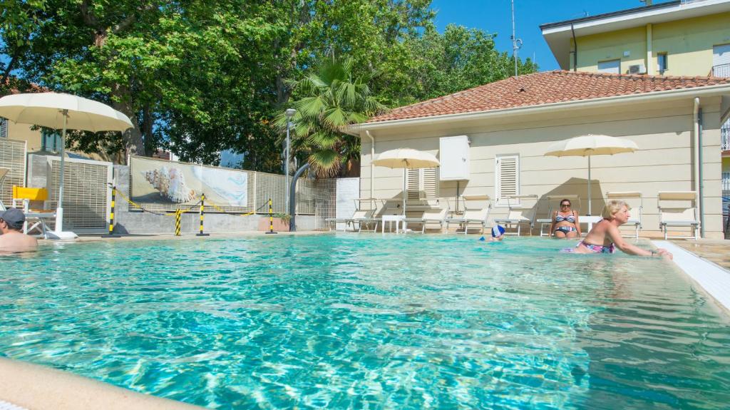 Bazén v ubytování Hotel Sans Souci nebo v jeho okolí