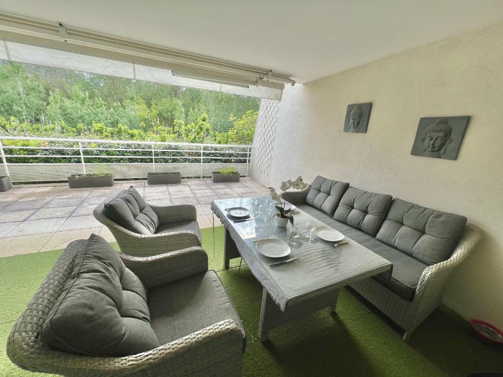 un salon avec un canapé et une table dans l'établissement Sol-y-Days Indigo, spacieux appartement a deux pas des plages, à La Grande Motte