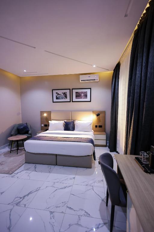Een bed of bedden in een kamer bij Ringruby Hotel, Oduduwa Way