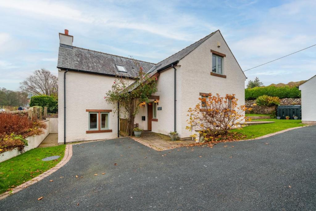 a white house with a driveway at Margaret House - Pooley Bridge, Ullswater in Pooley Bridge