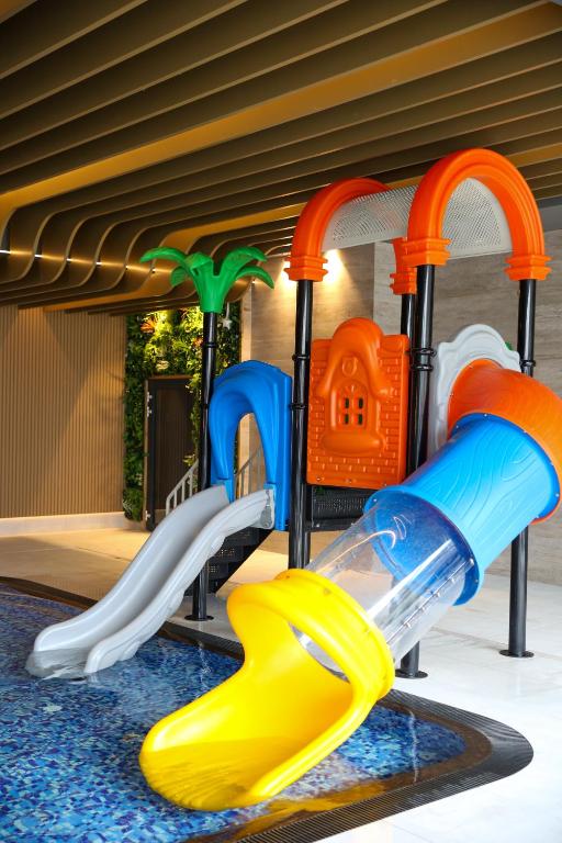 plac zabaw dla dzieci ze zjeżdżalnią i sprzętem do zabawy w obiekcie Hotel Mazurski Raj w mieście Ruciane-Nida