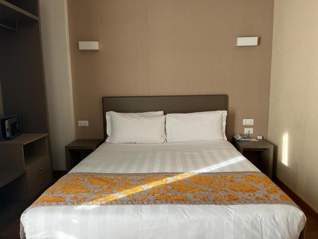 Łóżko lub łóżka w pokoju w obiekcie Hotel Napoleon