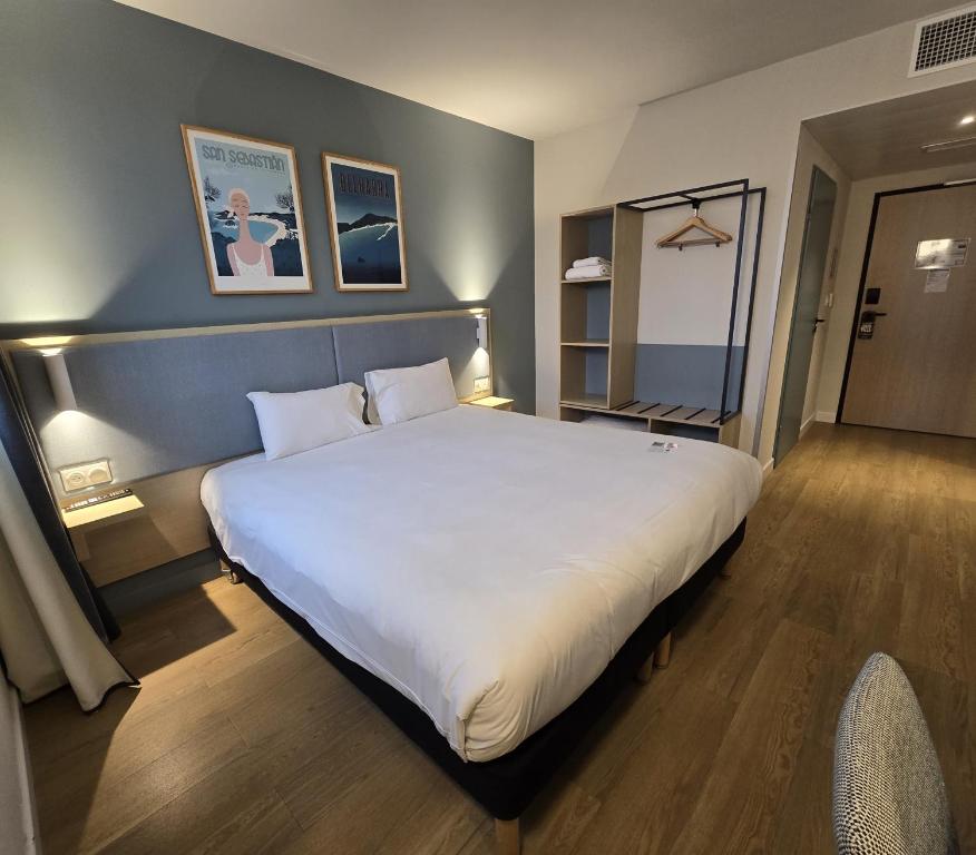 Postel nebo postele na pokoji v ubytování Kyriad Bordeaux Nord Sainte Eulalie