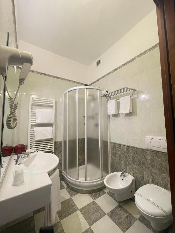 Koupelna v ubytování Vald Hotel