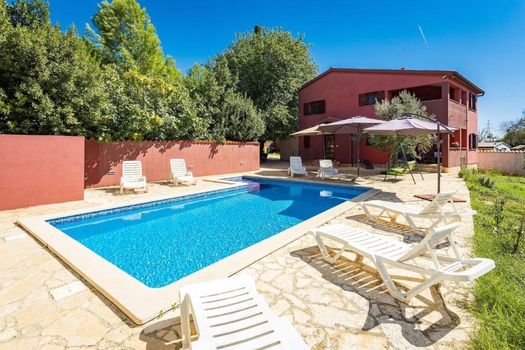 Bazén v ubytování Holiday Home Pina nebo v jeho okolí