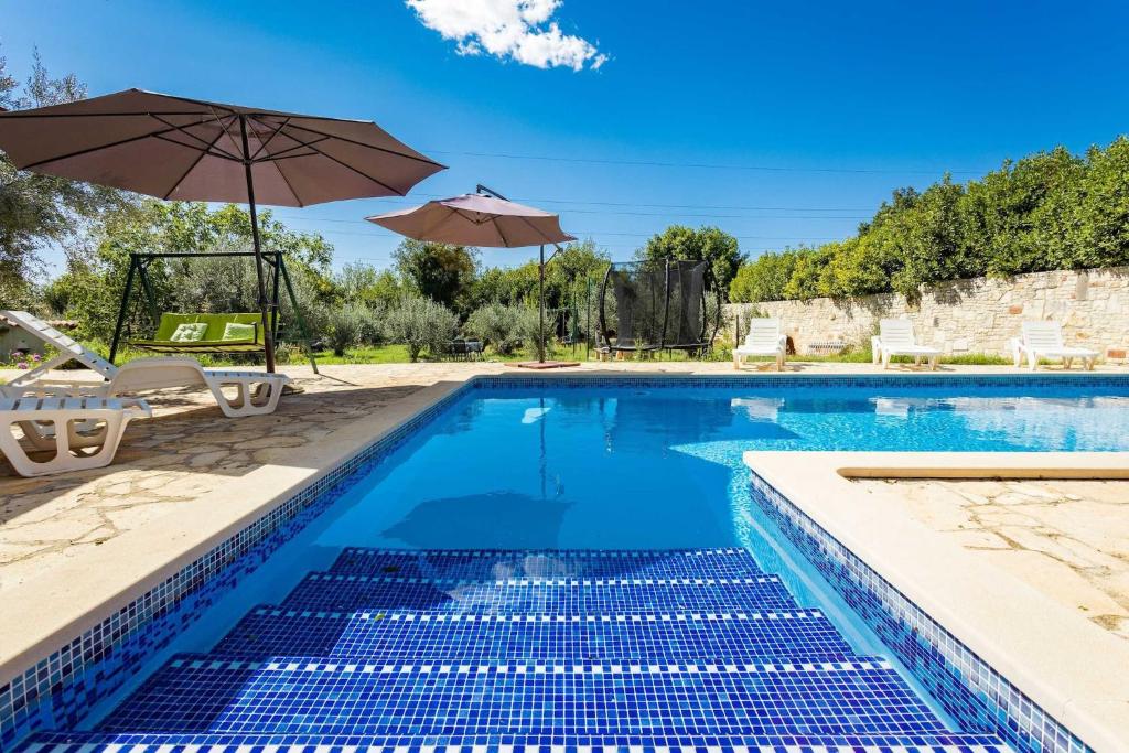 Bazén v ubytování Holiday Home Pina nebo v jeho okolí