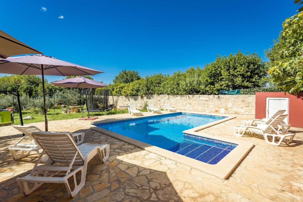 Bazén v ubytování Holiday Home Pina nebo v jeho okolí