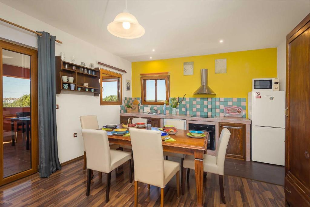 Kuchyň nebo kuchyňský kout v ubytování Holiday Home Pina