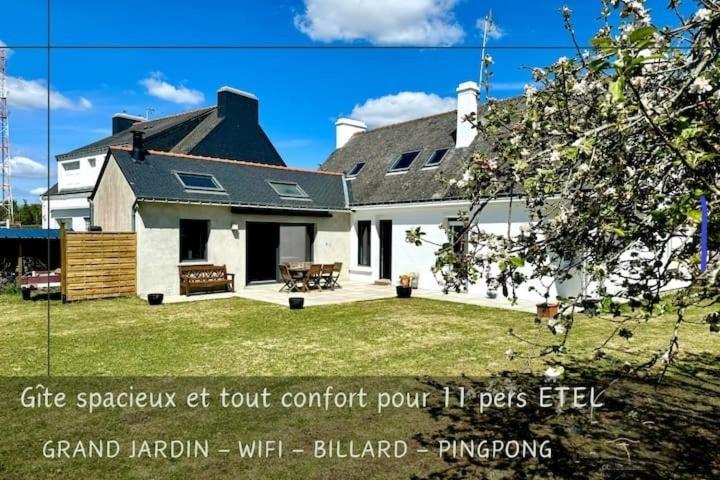 une grande maison blanche avec une cour dans l'établissement Villa Bougo 6 chambres, maison indépendante de 230m, à Étel