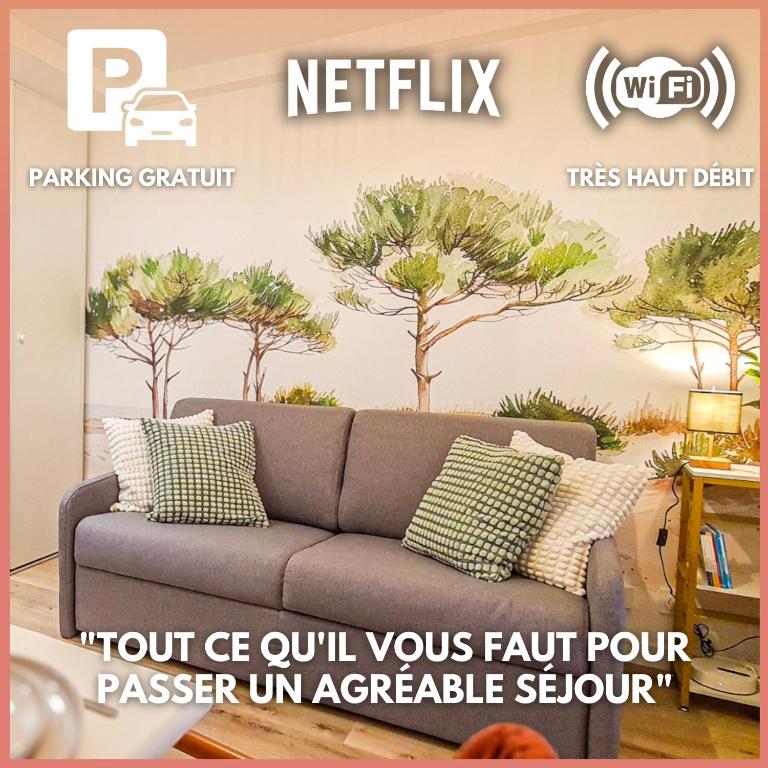 une cabine avec un canapé et des arbres sur le mur dans l'établissement A L'ombre des Pins, Appartement neuf, élégant, Parking gratuit, Netflix, au calme à 100m de l'océan, à Les Sables-dʼOlonne