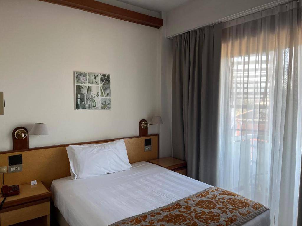 Łóżko lub łóżka w pokoju w obiekcie Hotel Napoleon