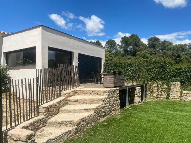 une maison avec une clôture et un escalier en pierre dans l'établissement Belle maison de garrigue, à Nîmes