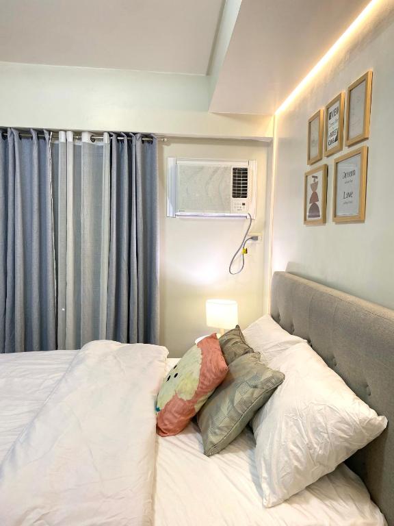 Ένα ή περισσότερα κρεβάτια σε δωμάτιο στο Staycation in Timog Quezon CIity near Tomas Morato and GMA 7