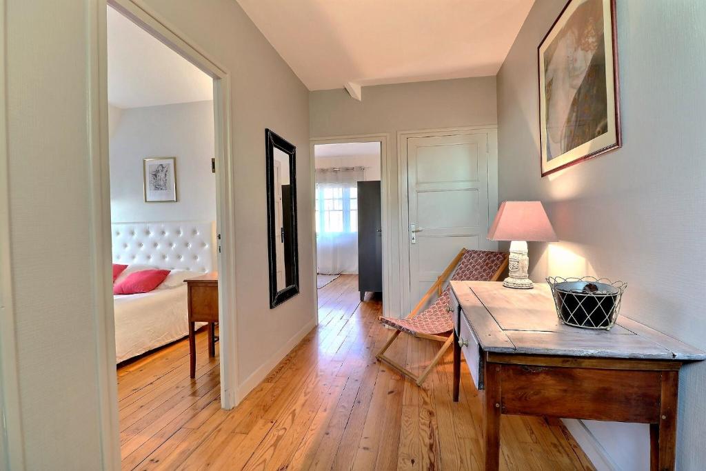 a room with a bed and a table with a lamp at Maison bord de mer et centre Feart in Dinard