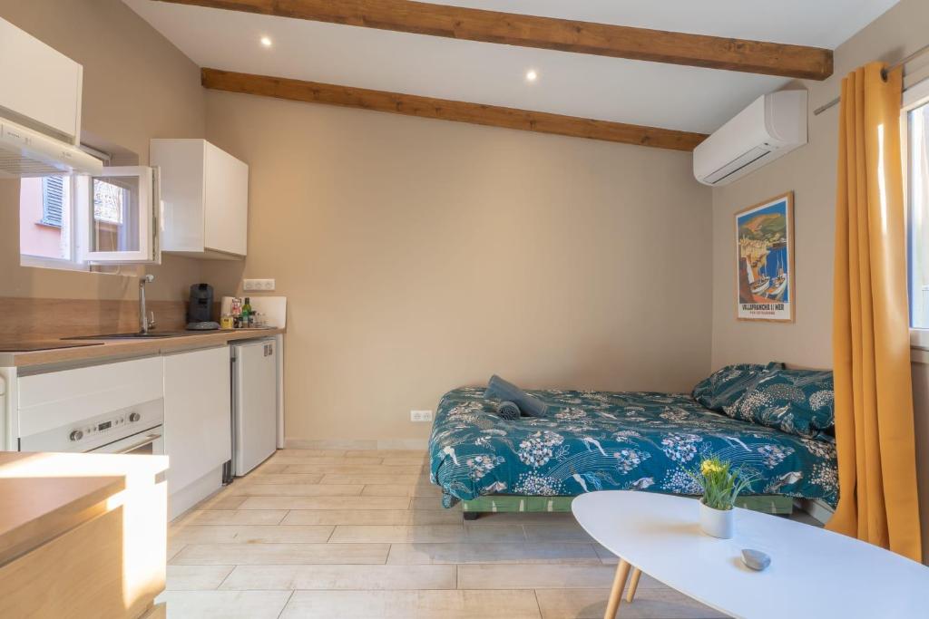 une petite pièce avec un lit et une table dans l'établissement Studio lumineux à 10 min de la plage, à Nice