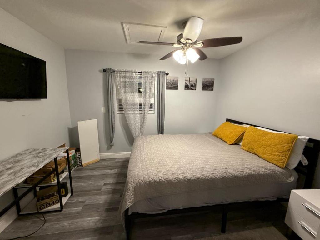 Ένα ή περισσότερα κρεβάτια σε δωμάτιο στο 2 Fam home Sleeps 14
