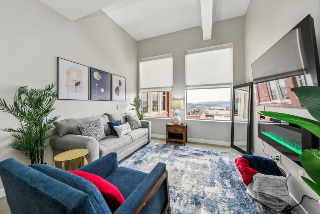 ein Wohnzimmer mit Sofa und Tisch in der Unterkunft Walk to Bengal, Reds Free Parking King Bed Gym in Cincinnati