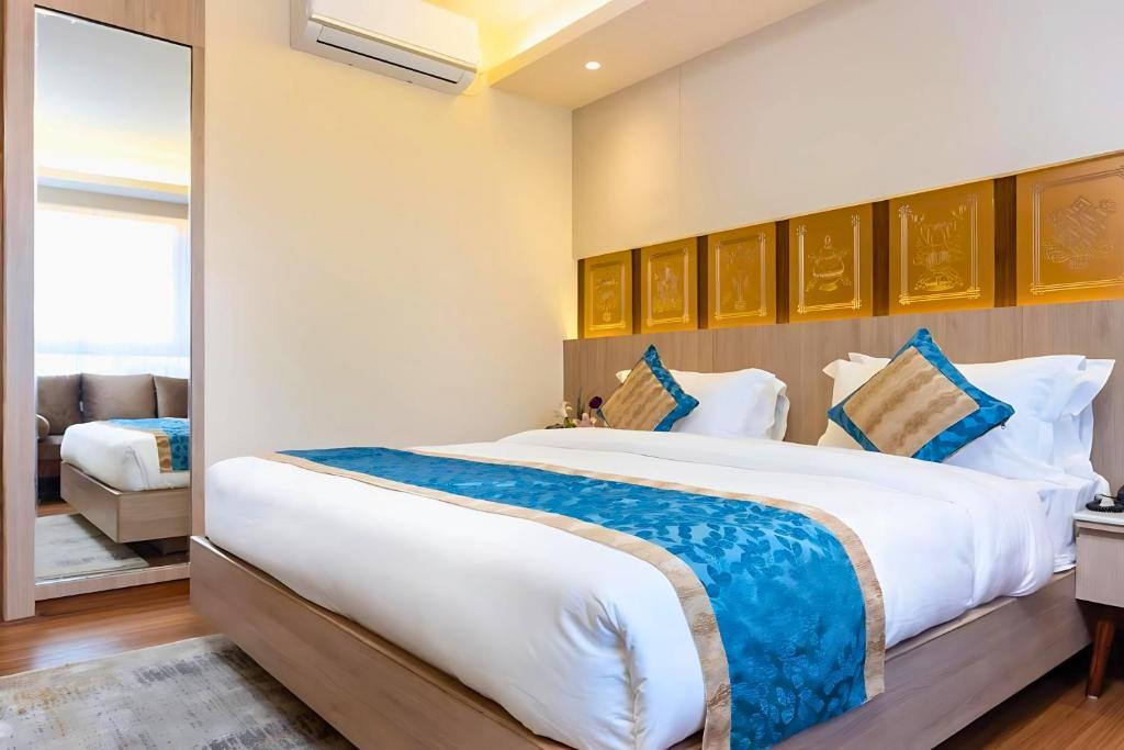 Ένα ή περισσότερα κρεβάτια σε δωμάτιο στο Hotel Siddhi Palace, Ayodhya Near Ram Mandir
