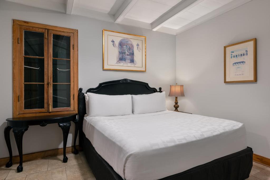 Postel nebo postele na pokoji v ubytování Chateau Hotel