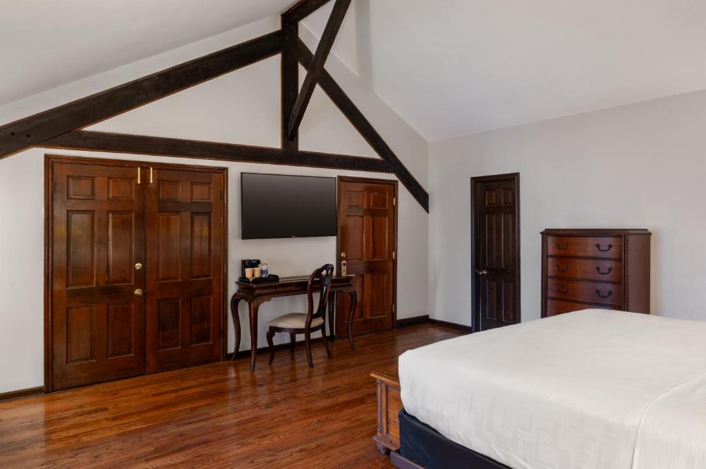 Postel nebo postele na pokoji v ubytování Chateau Hotel